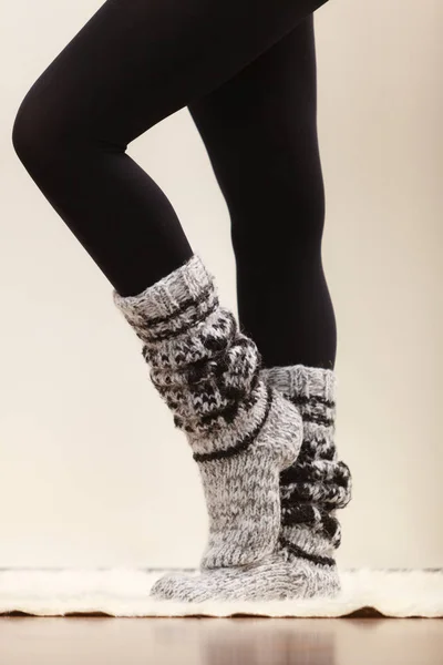 Benen van de vrouw het dragen van wollen sokken en zwarte panty 's — Stockfoto