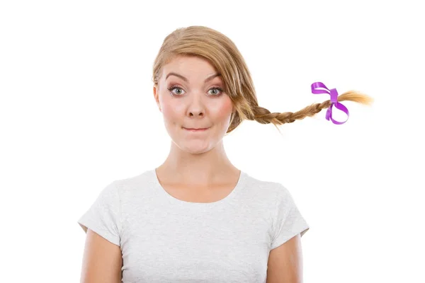 Teenager-Mädchen mit geflochtenem Haar macht lustiges Gesicht — Stockfoto