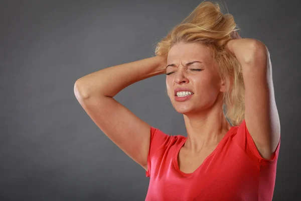 Stressato, frustrato, depresso giovane donna nel dolore — Foto Stock