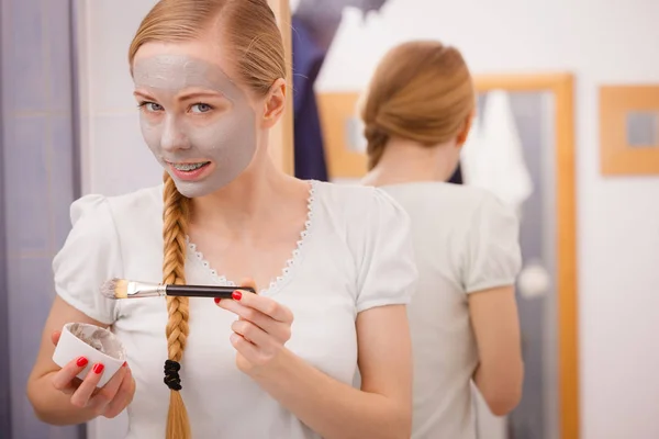 Mujer con máscara de barro gris en la cara — Foto de Stock