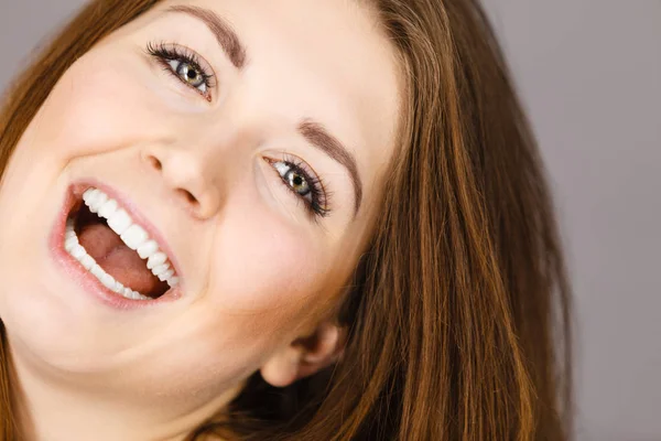 Glückliche positive Frau mit langen braunen Haaren — Stockfoto