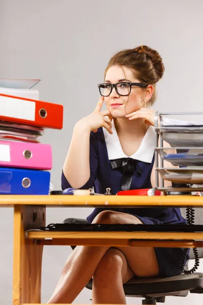 Femme d'affaires au bureau écrire quelque chose — Photo