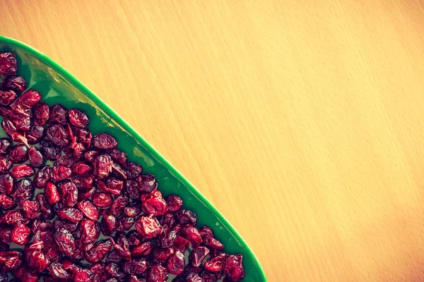 Тарілка повна червоної сушеної журавлини — стокове фото