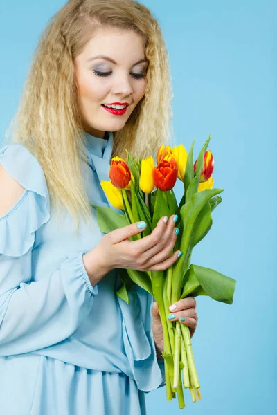 Pretty woman s bandou červené žluté tulipány — Stock fotografie