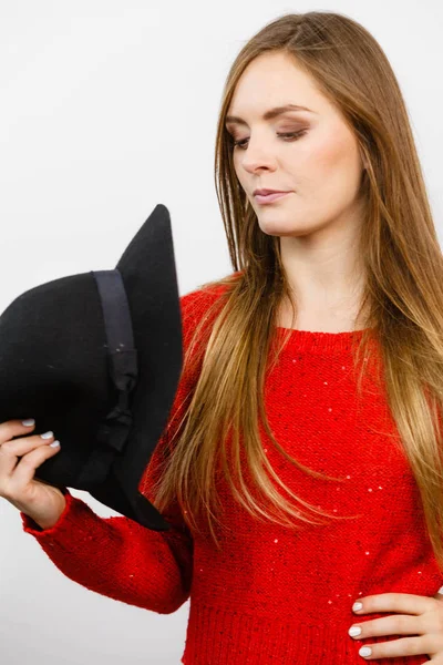 Pretty girl with brown hair and black hat. — Stock Photo, Image