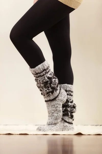 Žena nohy nosí vlněné ponožky a černé punčocháče — Stock fotografie