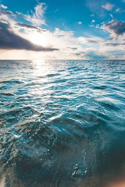 Θαλασσογραφία ορίζοντα στη θάλασσα και ουρανό. — Φωτογραφία Αρχείου