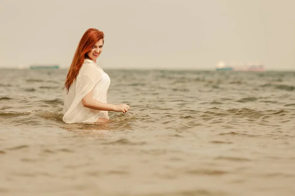 Zrzka žena hrající ve vodě v létě — Stock fotografie