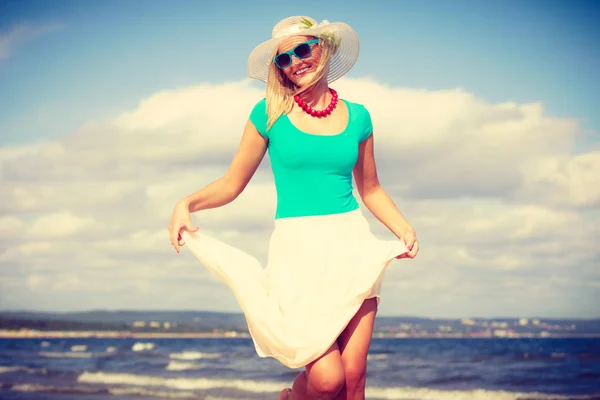 Kobieta blonde noszenie sukienka spaceru na plaży — Zdjęcie stockowe