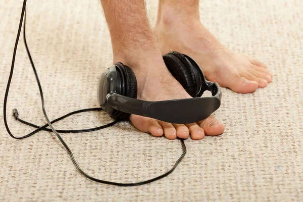 Homem perna ter fones de ouvido a pé — Fotografia de Stock