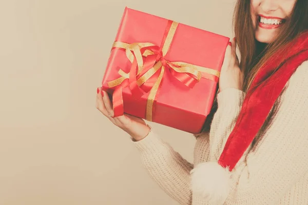 Žena držící krabičky. Vánoční čas — Stock fotografie