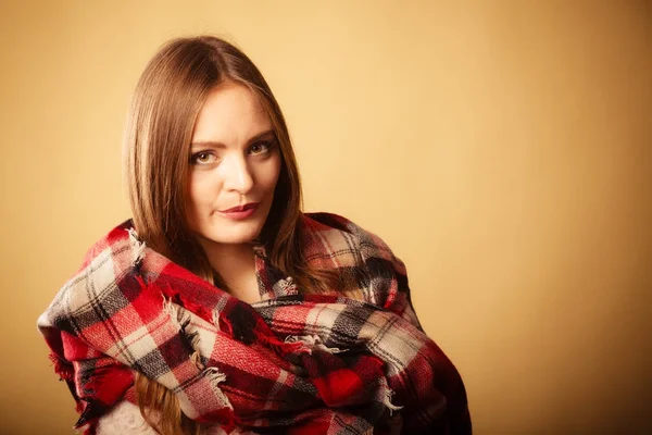Kvinna som bär ylle rutig halsduk varma höst kläder — Stockfoto