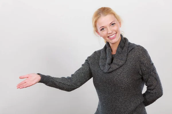 Счастливая женщина, показывающая копирайт рукой — стоковое фото