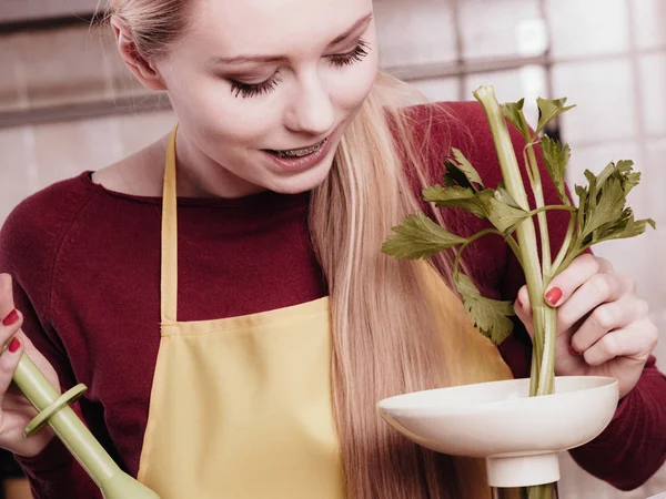 Frau in Küche macht Gemüse-Smoothie-Saft — Stockfoto