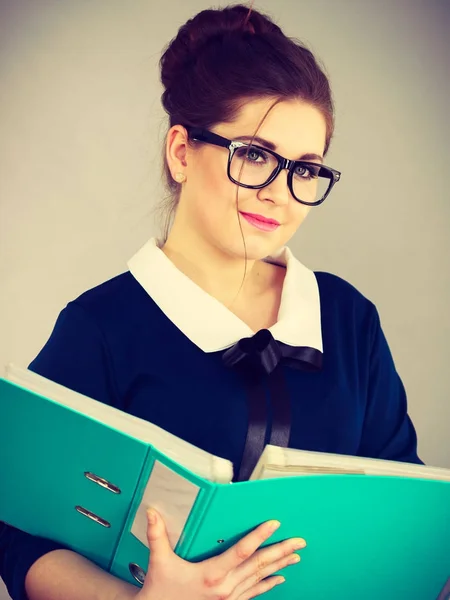 Gelukkig positief business vrouw holding binder met documenten — Stockfoto