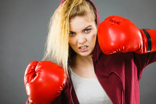 Donna che indossa guanti da boxe — Foto Stock