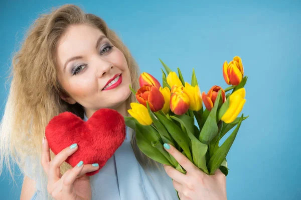 Frau hält Tulpen und rotes Herz — Stockfoto