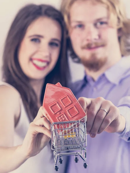 Mann und Frau kaufen neues Haus — Stockfoto