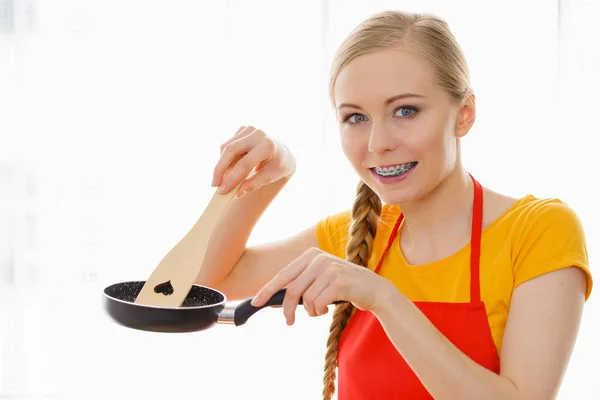 Mulher segurando panela de cozinha e espátula — Fotografia de Stock