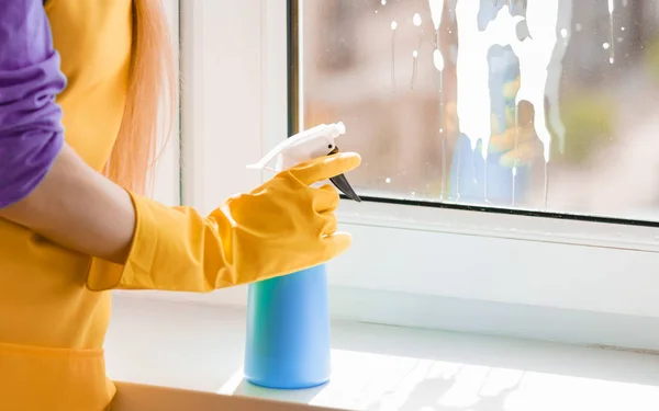 Woman hand cleaning window — Stock Photo, Image