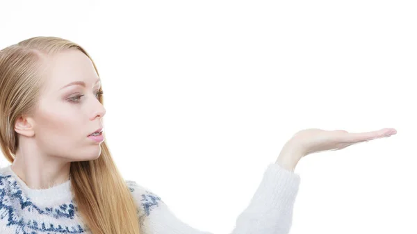 Teenage blonde woman pointing at copyspace — Stock Photo, Image