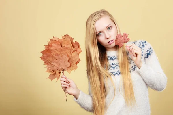 Frau hält Strauß aus Herbstblättern — Stockfoto