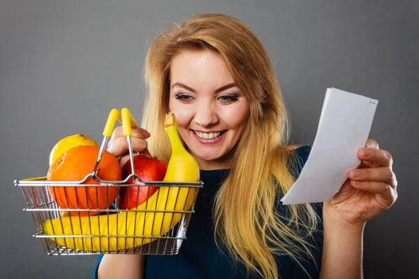 Šťastná žena držící košík s ovocem — Stock fotografie