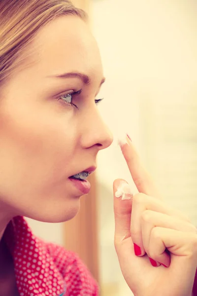 Vrouw toepassing hydraterende huid crème. Huidverzorging. — Stockfoto