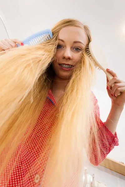 Kvinna med långa vindpinade blont hår — Stockfoto