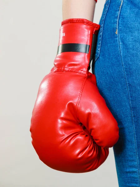 Donna che indossa guanto da boxe — Foto Stock