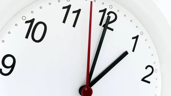 Closeup ρολόι χτυπάει δείχνει μία ώρα — Φωτογραφία Αρχείου