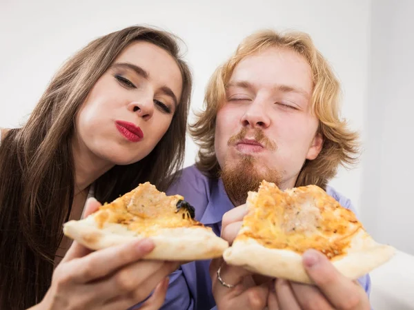 Paar pizza eten, plezier samen. — Stockfoto