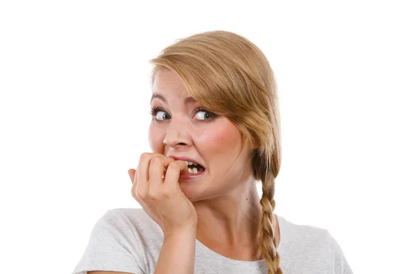Verängstigte, gestresste Frau beißt sich in die Nägel — Stockfoto