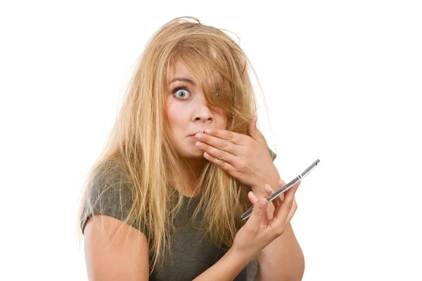 Bláznivá mladá žena mluví po telefonu — Stock fotografie
