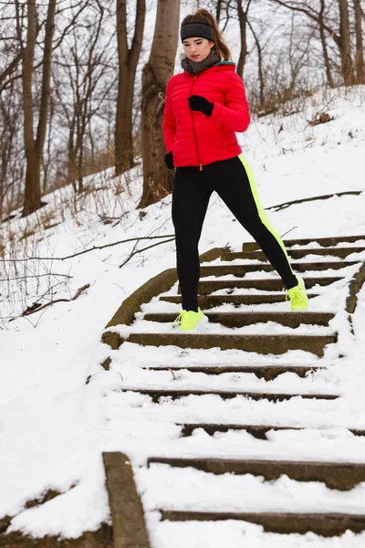 Femme portant des vêtements de sport faisant de l'exercice en hiver — Photo