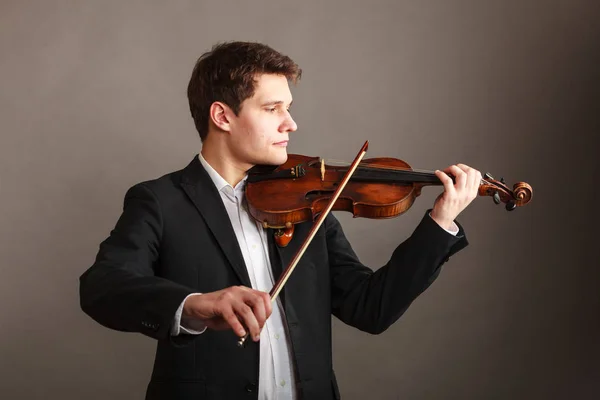 Homem homem vestido elegantemente tocando violino — Fotografia de Stock