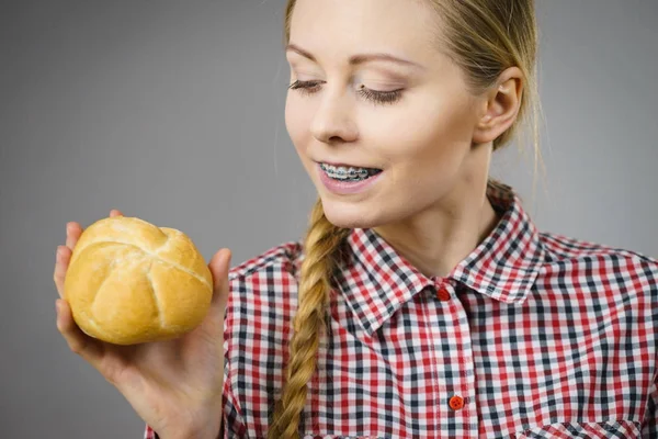 Woman holding bun bread roll. — Stock Photo, Image