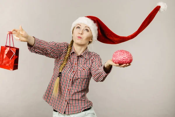 Різдвяна жінка тримає сумку і мозок — стокове фото