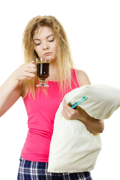 疲れている女性が彼女の朝のコーヒーを飲む — ストック写真