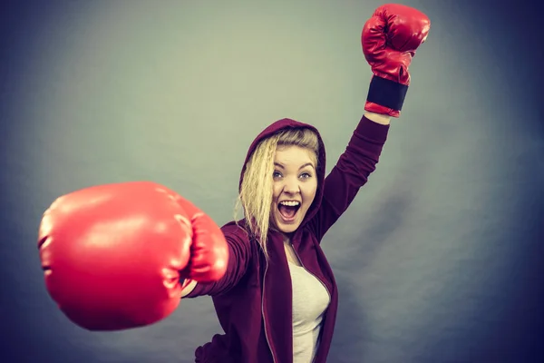 Ganadora con guantes de boxeo —  Fotos de Stock