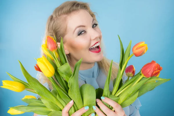 Bella donna con mazzo di tulipani gialli rossi — Foto Stock