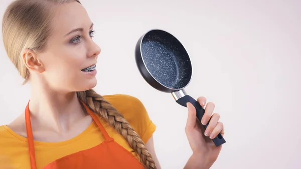 Jonge vrouw bedrijf koken pan — Stockfoto