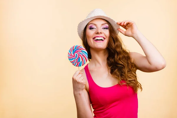 Kadın renkli lolipop şeker elinde tutan — Stok fotoğraf