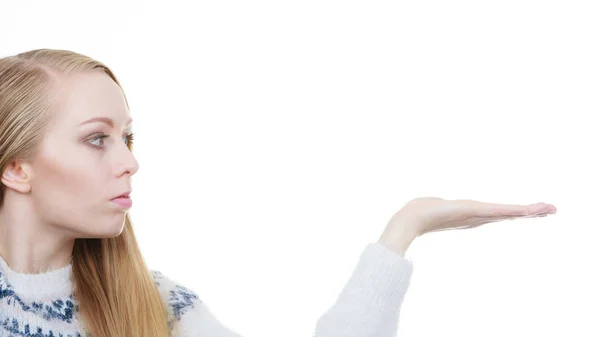 Teenage blonde woman pointing at copyspace — Stock Photo, Image