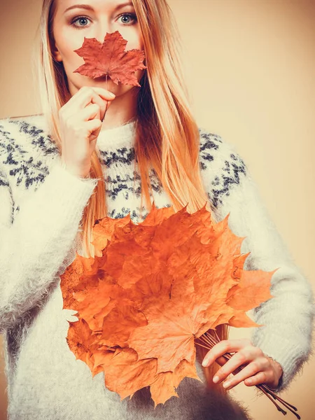 Mujer sosteniendo ramo de hojas de otoño —  Fotos de Stock