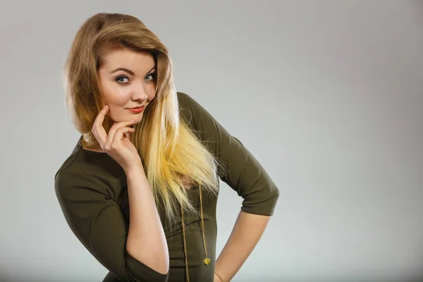 Attraktive blonde Frau trägt enges grünes Khaki-Top — Stockfoto