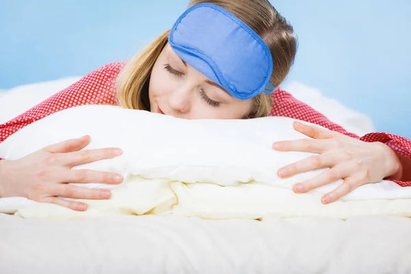 Wanita muda memakai pita mata tidur di tempat tidur — Stok Foto