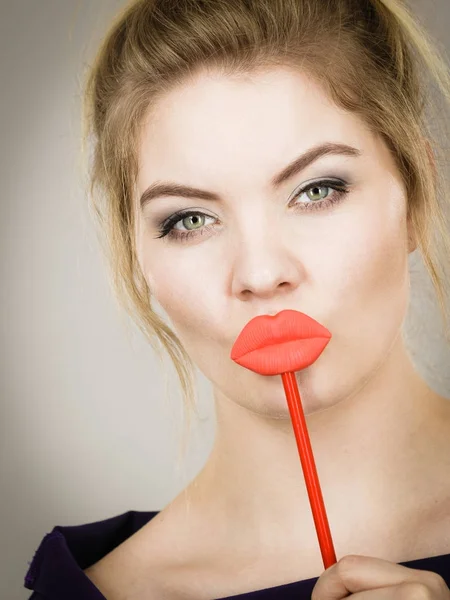 Donna divertente che tiene grandi labbra rosse sul bastone — Foto Stock