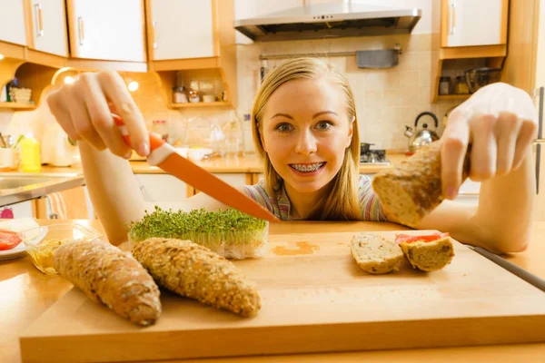 Kobieta w kuchni trzymając nóż Dokonywanie zdrowe Kanapki — Zdjęcie stockowe