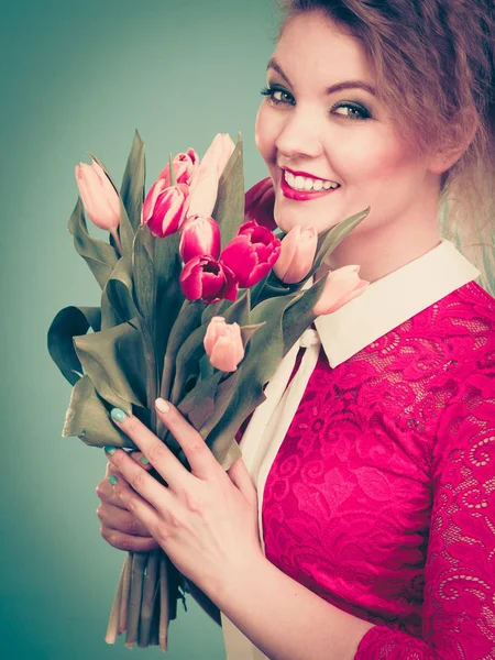 Mujer sosteniendo ramo de tulipanes flores — Foto de Stock